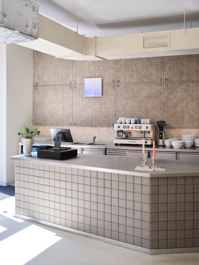Z temného prostoru vzniklo svěží bistro na pražské Výtoni. Zaujme modrou lavicí i neobvyklým betonovým barem Z temného prostoru vzniklo svěží bistro na pražské Výtoni. Zaujme modrou lavicí i neobvyklým betonovým barem
