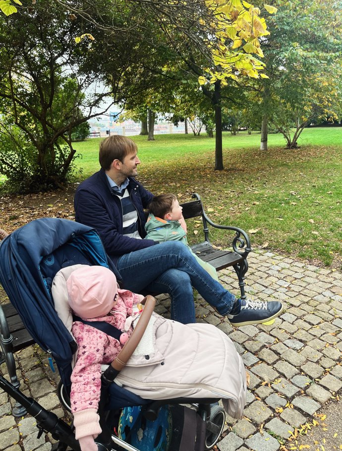 Adam Vojtěch se na sociálních sítích pochlubil rodinným snímkem s dětmi.
