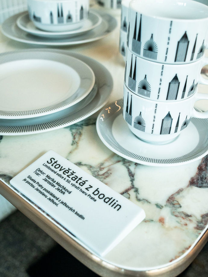 Možná jste z něj jedli ve škole i na dovolené. Slavný český porcelán Praha designéra Jaroslava Ježka slaví 50 let