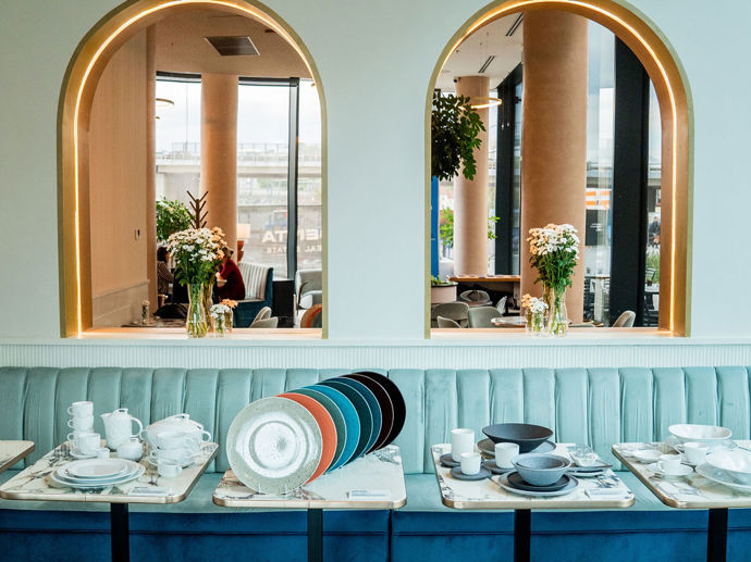 Možná jste z něj jedli ve škole i na dovolené. Slavný český porcelán Praha designéra Jaroslava Ježka slaví 50 let