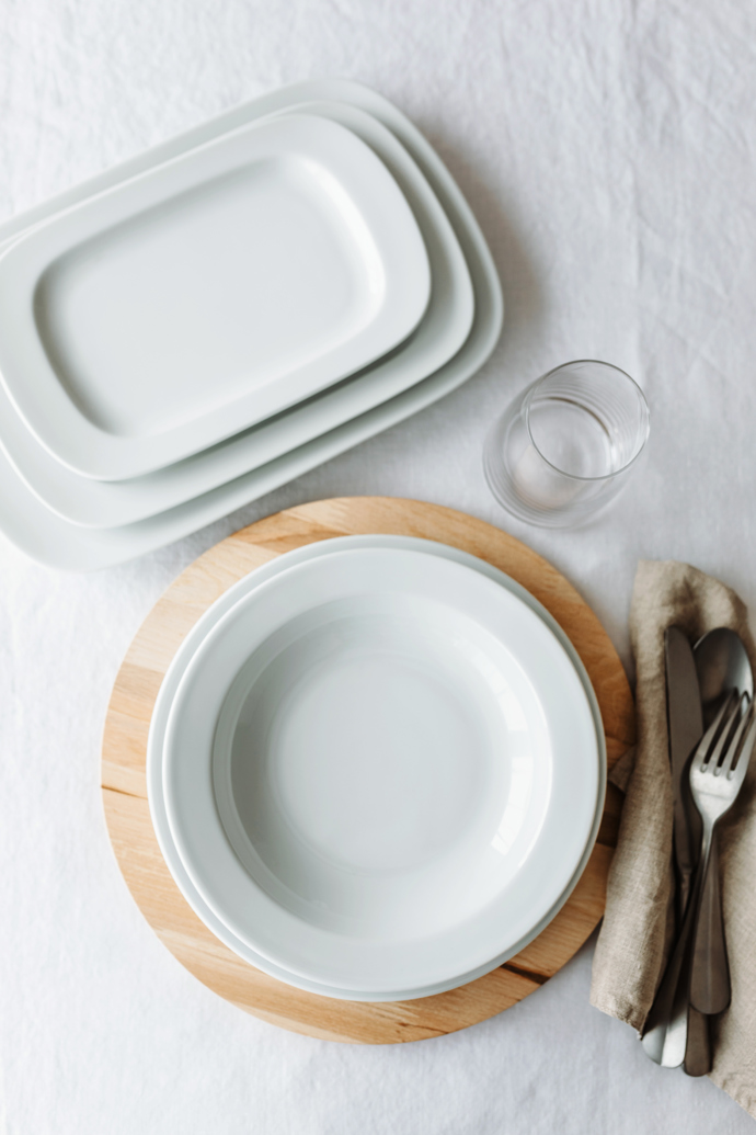 Možná jste z něj jedli ve škole i na dovolené. Slavný český porcelán Praha designéra Jaroslava Ježka slaví 50 let