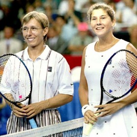 Na kurtech řádila hlavně v osmdesátých letech a postupně získala 18 grandslamových titulů ve dvouhře, včetně devíti ve Wimbledonu, což se žádné jiné tenistce nepovedlo. Na snímku s další slavnou hráčkou Monikou Seles (Monikou Selešovou) v roce 1995.