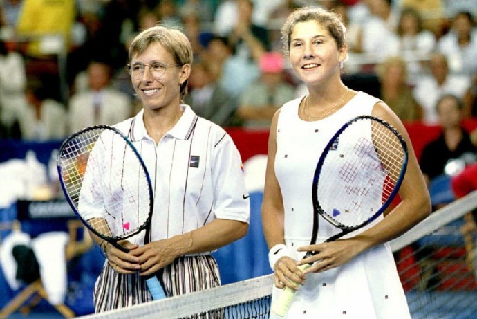 Na kurtech řádila hlavně v osmdesátých letech a postupně získala 18 grandslamových titulů ve dvouhře, včetně devíti ve Wimbledonu, což se žádné jiné tenistce nepovedlo. Na snímku s další slavnou hráčkou Monikou Seles (Monikou Selešovou) v roce 1995.