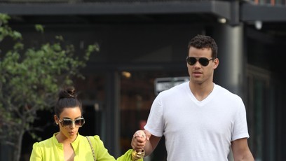 FOTO: Kris Humphries ruku v ruce s Kim.
