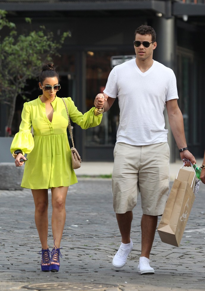 Kris Humphries ruku v ruce s Kim.