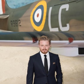 Skotský sympaťák Jack Lowden je neokoukanou volbou se špionážní praxí ze seriálu Pomalí koně.