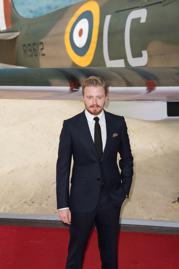 Skotský sympaťák Jack Lowden je neokoukanou volbou se špionážní praxí ze seriálu Pomalí koně.
