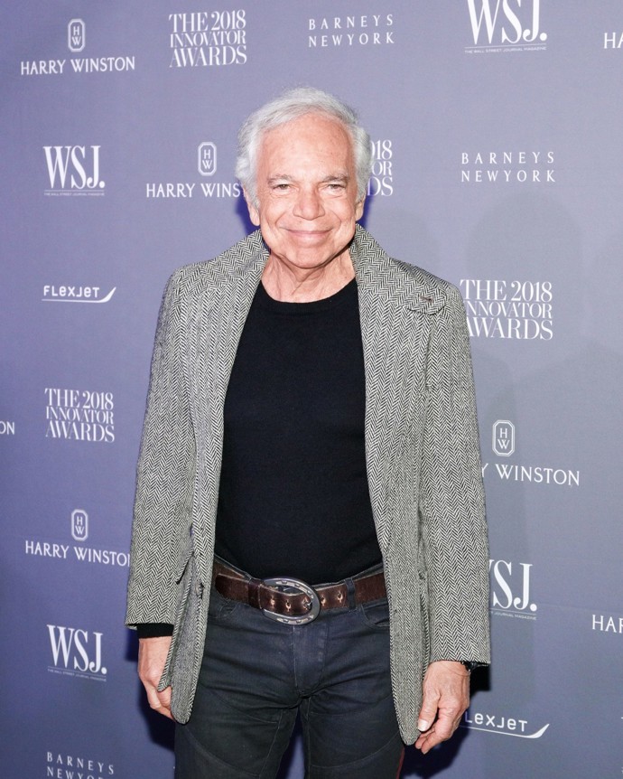 Americký návrhář Ralph Lauren slaví 87. narozeniny a v průběhu let dokázal vybudovat legendární módní impérium s nezaměnitelným rukopisem, které daleko přesahuje hranice módy.
