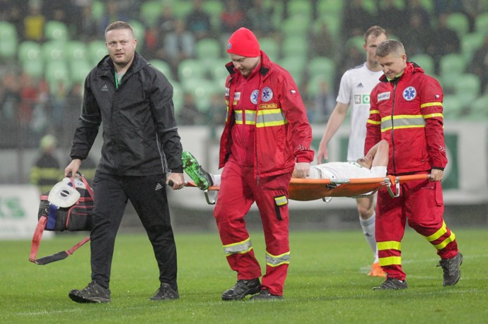 Ondřej Lingr zůstal po srážce s protihráčem ležet v obrovských bolestech na zemi, přičemž se měl dusit vlastní krví.