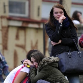 Zdrcení studenti po útoku Babory Orlové na Střední škole obchodní a služeb ve Žďáru nad Sázavou.
