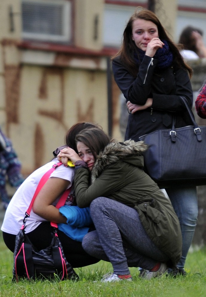 Zdrcení studenti po útoku Babory Orlové na Střední škole obchodní a služeb ve Žďáru nad Sázavou. 