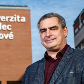 Zemřel rektor Univerzity Hradec Králové Jan Kříž. 