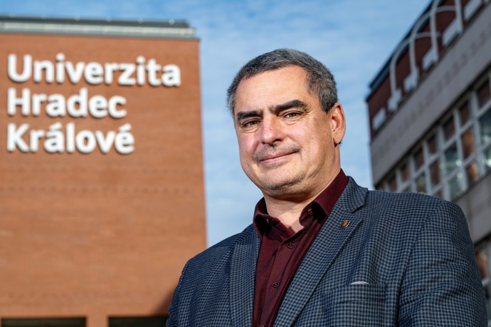 Zemřel rektor Univerzity Hradec Králové Jan Kříž. 