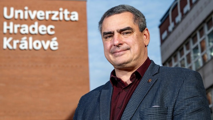 Zemřel rektor Univerzity Hradec Králové Jan Kříž.