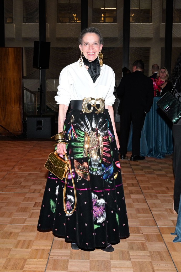 Bílá košile patří k fundamentálním kouskům, které užijete v nespočtech outfitů.