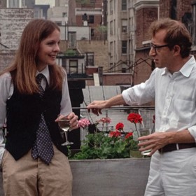 Podobný styl, jaký se váže se značkou Ralph Lauren, ve filmu Annie Hallová po boku Woodyho Allena nosila Diane Keaton. Herečka návrhářovy modely ale nenosila jen před kamerou.