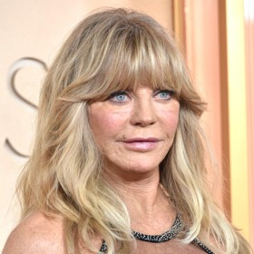 Goldie Hawn zase dokazuje, že i v 80 letech si můžete dovolit dlouhé vlasy. Právě ofina ve spojení s nimi funguje dokonale i na zralejších dámách