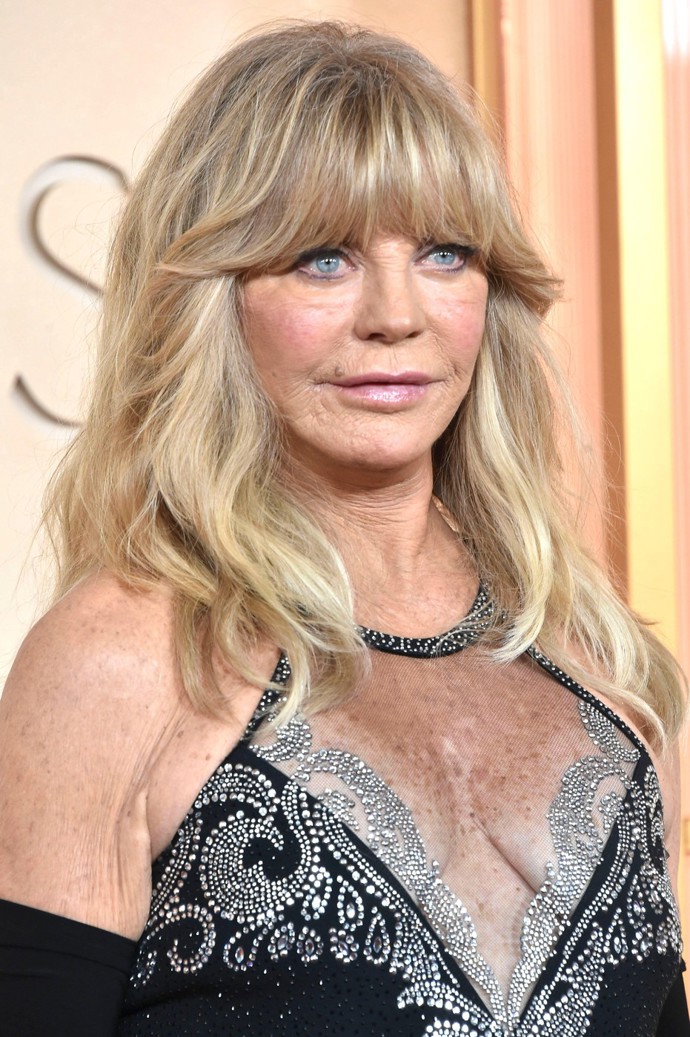 Goldie Hawn zase dokazuje, že i v 80 letech si můžete dovolit dlouhé vlasy. Právě ofina ve spojení s nimi funguje dokonale i na zralejších dámách