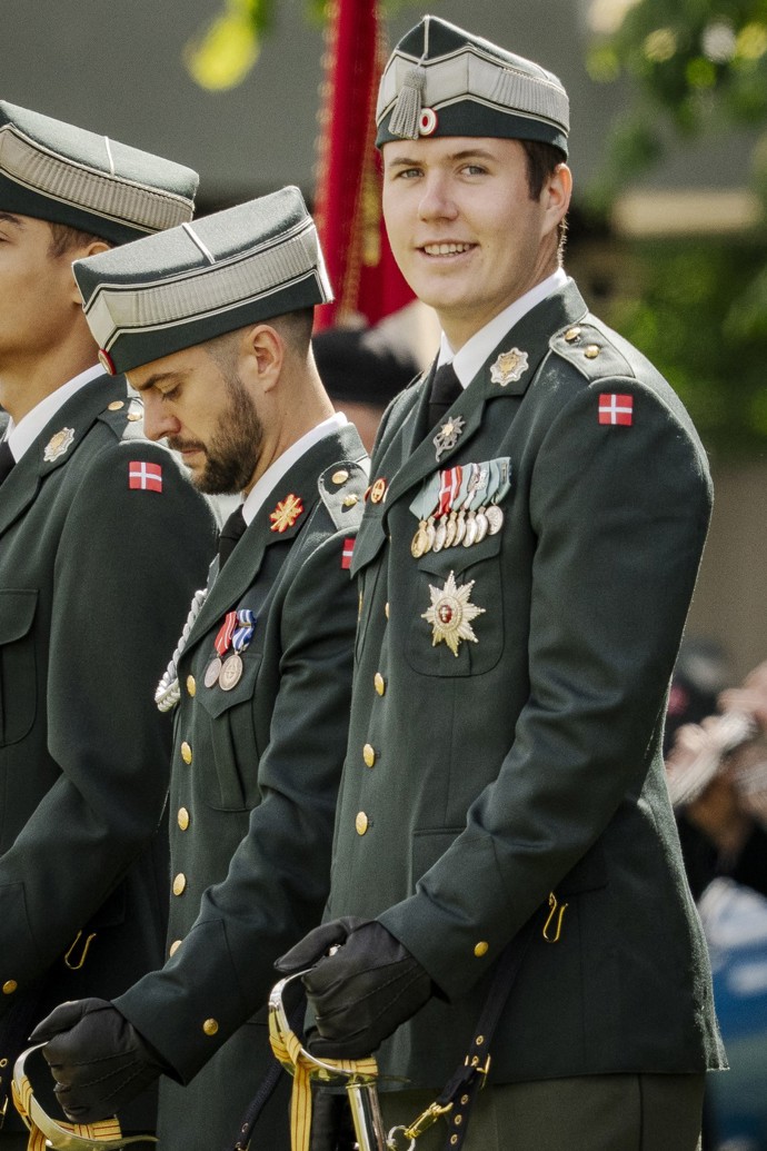 V uniformě je Christian skutečně k nakousnutí.