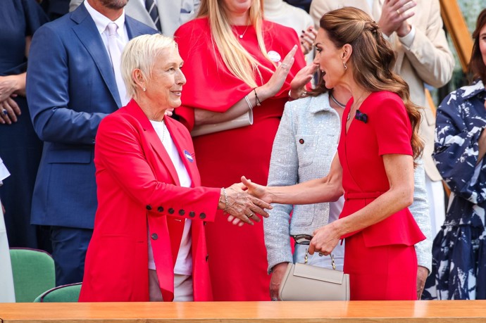Martina Navrátilová se během kariéry setkala s celými zástupy slavných tváří. Naposledy si takto potřásla rukou s britskou princeznou Kate na letošním Wimbledonu.
