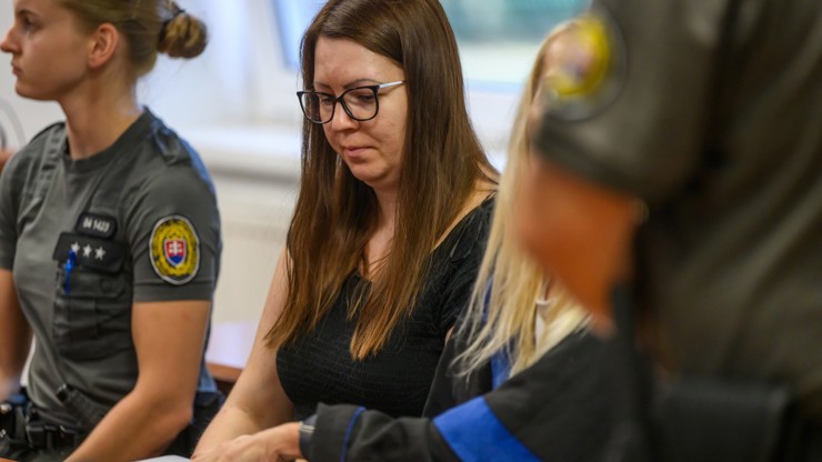 Ivana F. (druhá zleva) byla obžalovaná z úkladné vraždy dvou dcer ve věku dvou a pěti let. 
