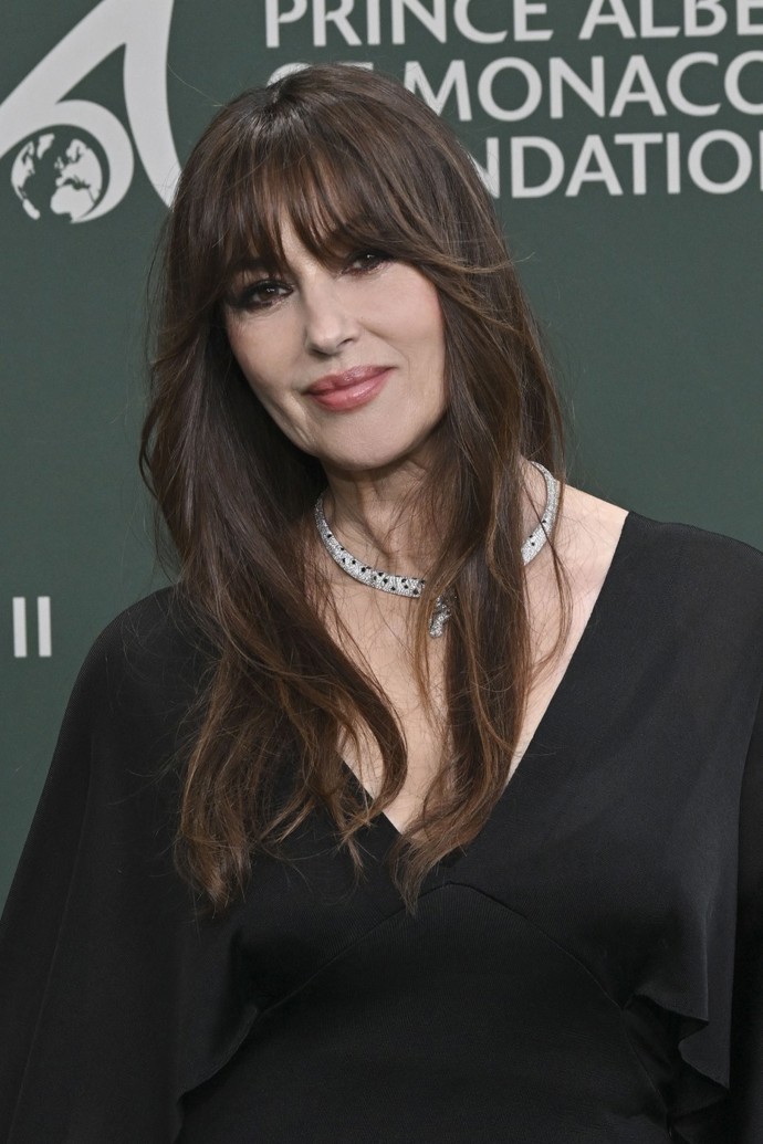 Po šedesátce ofina svědčí i Monice Bellucci.