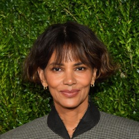 K Halle Berry krátké vlasy neodmyslitelně patří už spoustu let. Herečka, která nedávno oslavila šedesátiny , také přidala ofinu