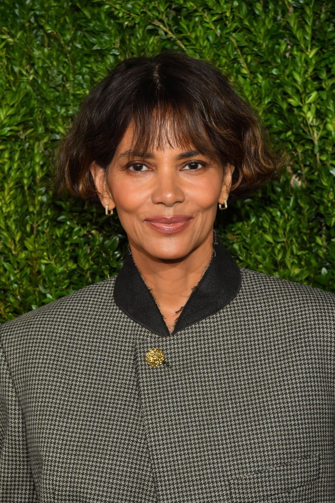 K Halle Berry krátké vlasy neodmyslitelně patří už spoustu let. Herečka, která nedávno oslavila šedesátiny , také přidala ofinu