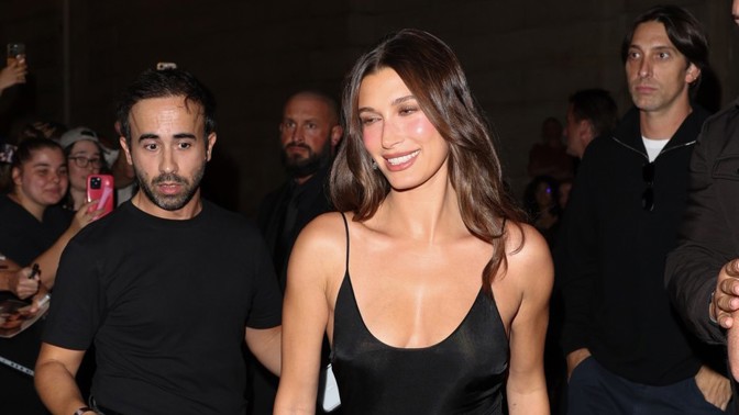 Kdybyste si měla pořídit jen jedny malé černé šaty, pak to musí být tyto. Objevila je Hailey Bieber