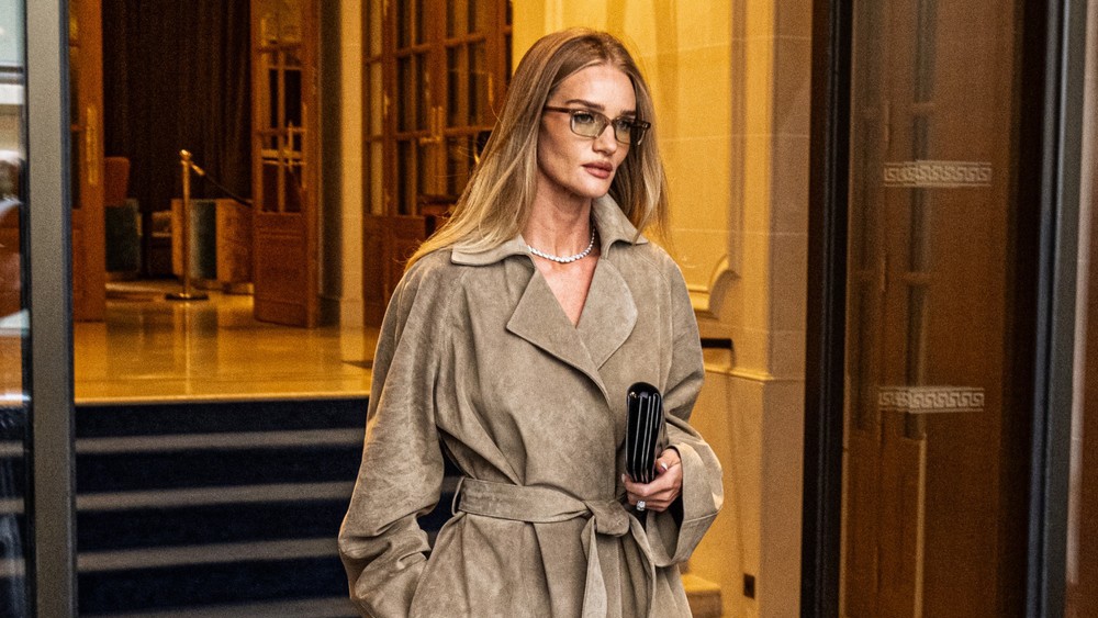 Módní inspirace dne: Pořiďte si hřejivý semišový nebo kožený trenčkot podle herečky Rosie Huntington-Whiteley