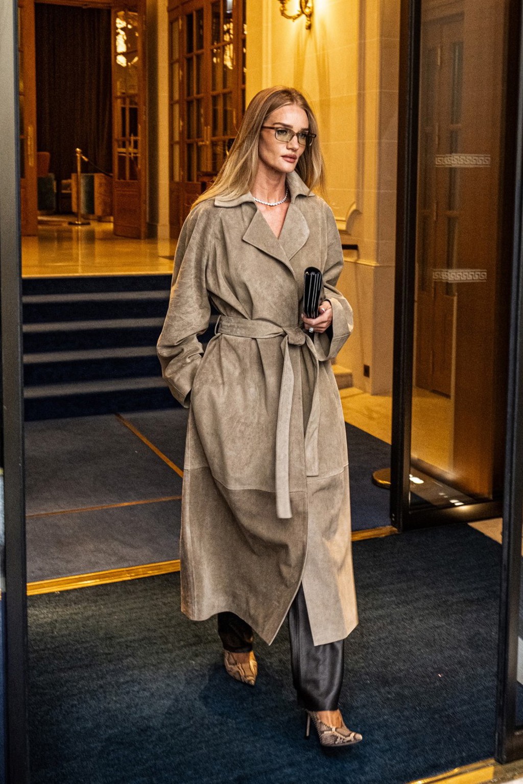 Nejstylovější trenčkoty podzimu 2026? Vynesla je herečka Rosie Huntington-Whiteley