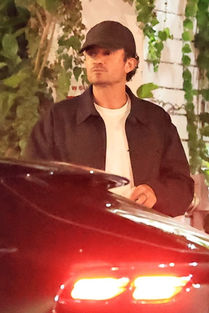 Orlando Bloom vyrazil do ulic v nezvyklé společnosti. 