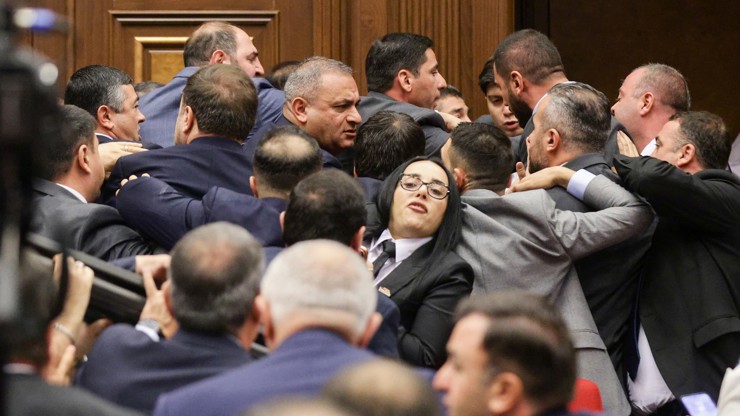 Arménský parlament se proměnil v Klub rváčů.