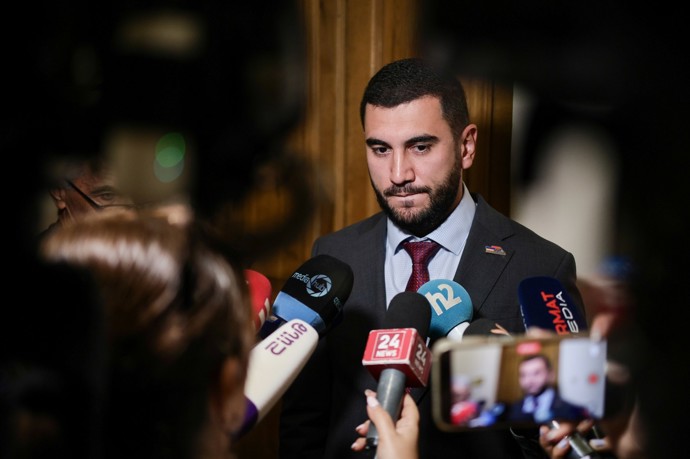 Vaghinak Vardanov ze strany Silná Arménie.
