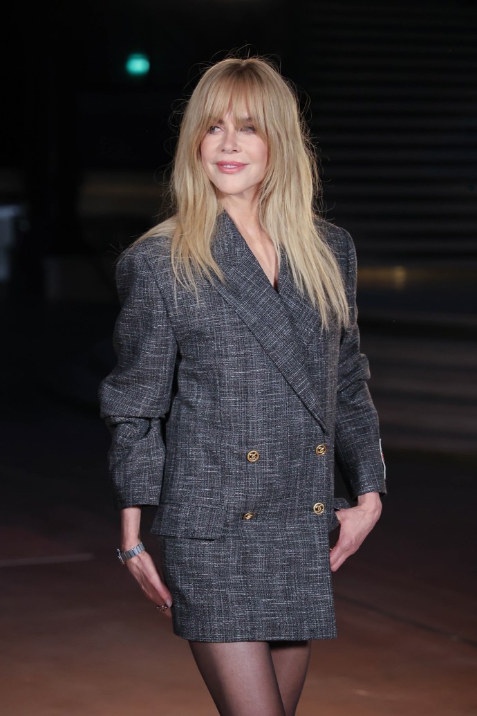 Na pařížském týdnu módy oslnila maxi ofinou Nicole Kidman.