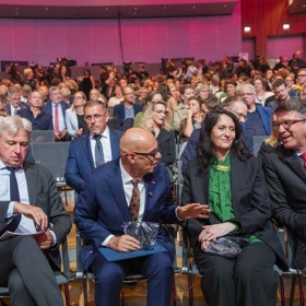 Oto Klempíř na knižním festivalu v německém Frankfurtu. Sedí vedle své ženy Nadi Klempířové Šafratové.