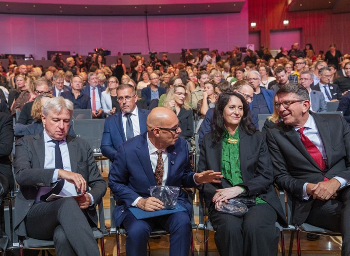 Oto Klempíř na knižním festivalu v německém Frankfurtu. Sedí vedle své ženy Nadi Klempířové Šafratové.