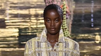 Ze slumu na přehlídkové molo: Mladičké modelce z Nigérie se na pařížském týdnu módy splnil sen