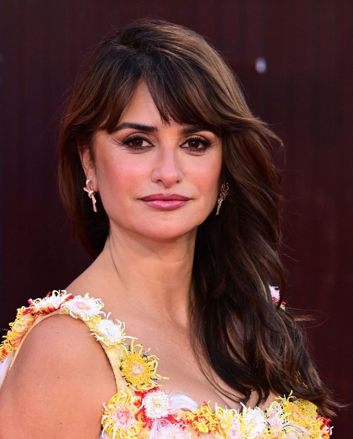 Na ofinu a její omlazující efekt sází také Penélope Cruz. Herečka v ofině sčesané lehce na stranu zazářila i na nedávné londýnské premiéře thrilleru Bunker.