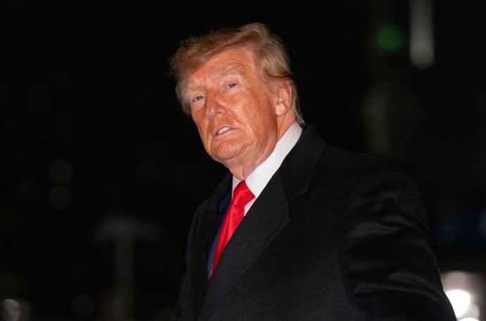 Záhada Trumpovy oranžové pleti vyřešena. Prezident přiznal, že se líčí sám.