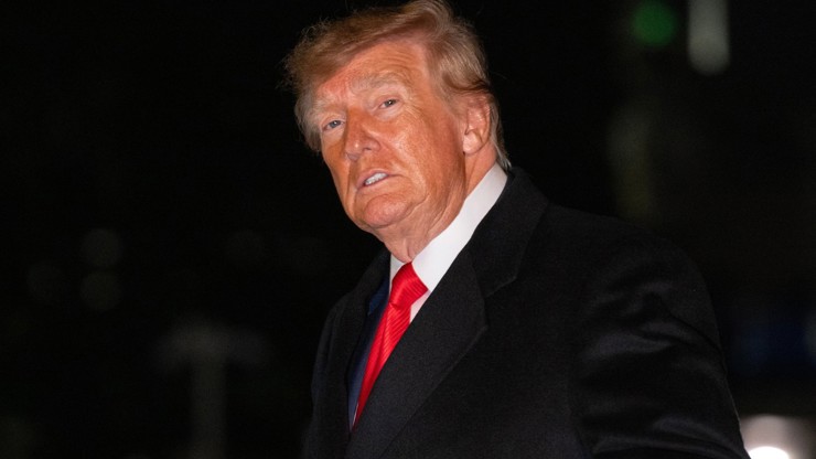 Donald Trump přiznal, že se před veřejnými vystoupeními líčí sám. 
