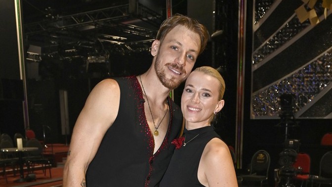 Nejkrásnější look ze StarDance? Krásná partnerka tanečníka Prágra, básnířka Svojost, vsadila na sochařský účes Nejkrásnější look ze StarDance? Krásná partnerka tanečníka Prágra, básnířka Svojost, vsadila na sochařský účes