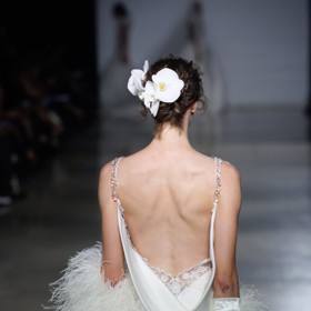 Minimalistické šaty inspirované slip dress se svůdnými detaily dokazují, že v jednoduchosti se skrývá skutečná elegance.