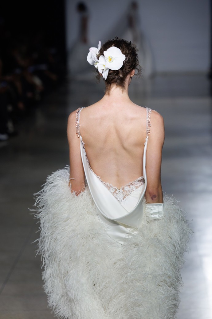 Minimalistické šaty inspirované slip dress se svůdnými detaily dokazují, že v jednoduchosti se skrývá skutečná elegance.