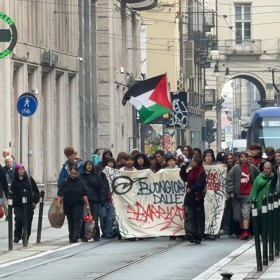 Studenti vyrazili do ulic s obřími transparenty.