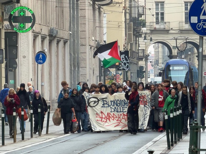Studenti vyrazili do ulic s obřími transparenty.