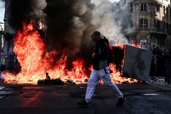 Protesty ve Francii přerostly v násilnosti. 