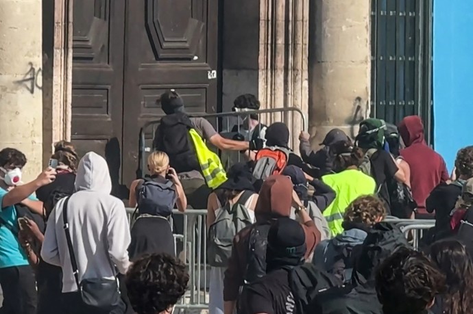 Lidé vyrazili dveře do radnice v Marseille. 