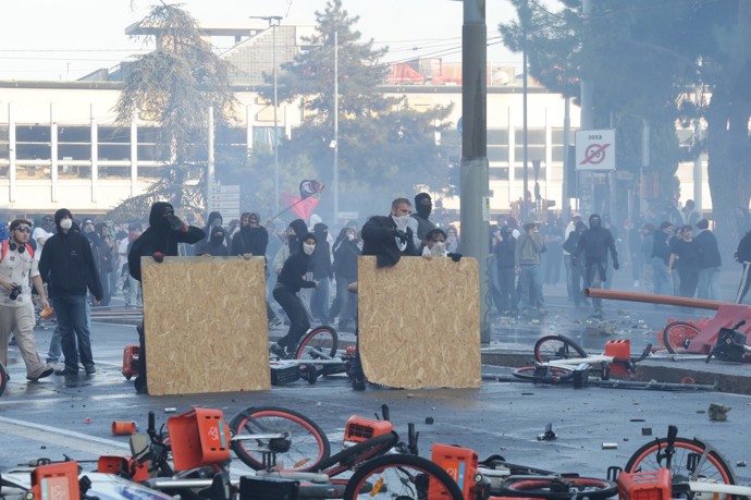 Protesty v Bologni se vymkly kontrole.