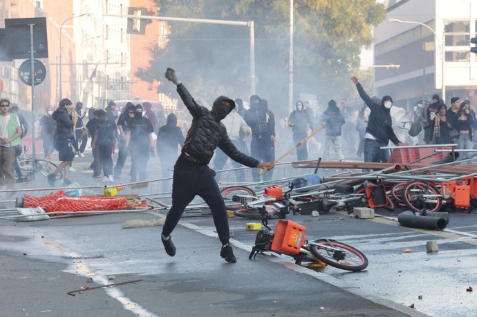 Protesty v Bologni se vymkly kontrole.